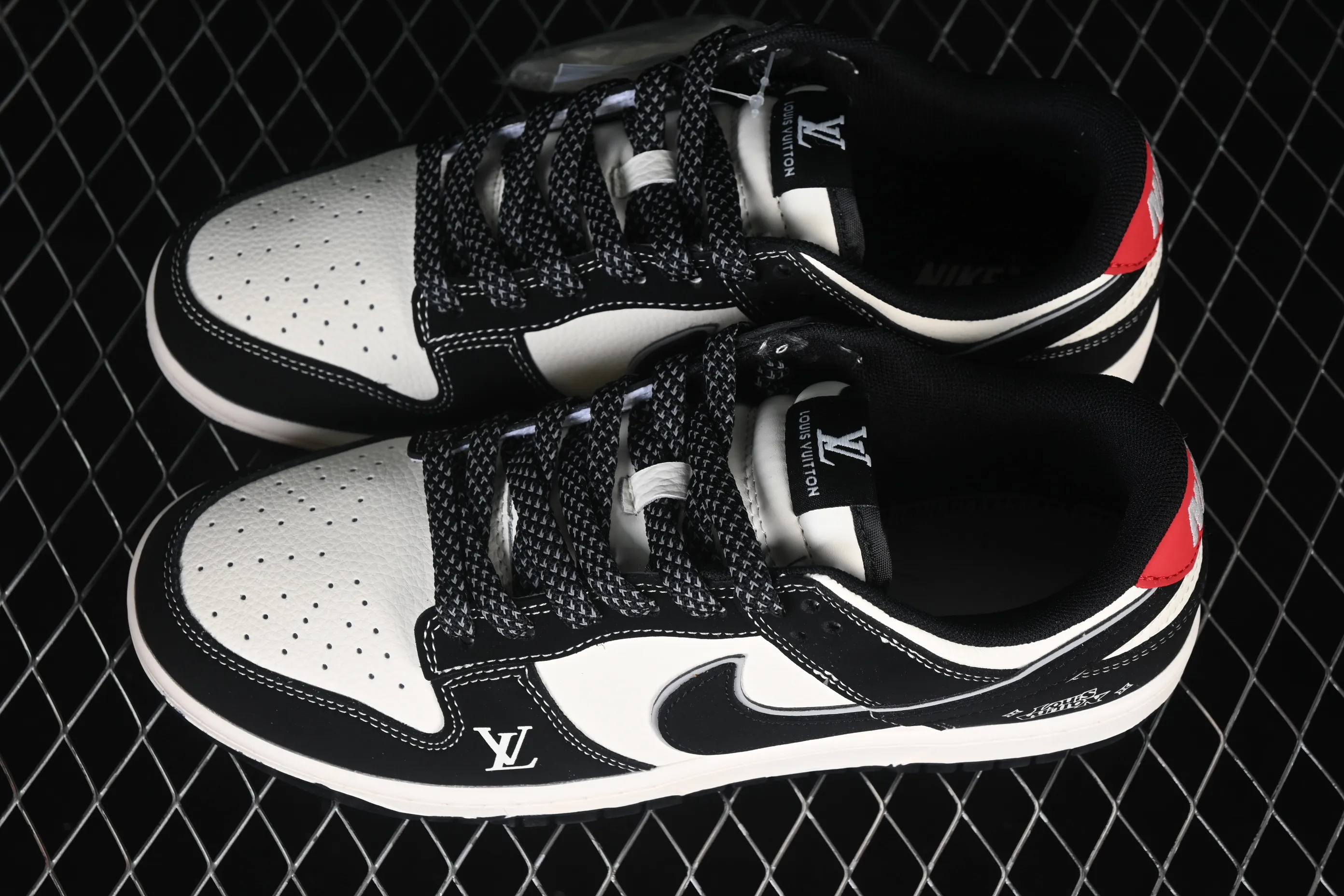 All categories Nk SB Dunk Series Nk SB Dunk Low High-end customized low-top sneakers Nike SB Dunk Low LV joint beige black silver red tail high-end customized low-top casual sneakers QW5836-031